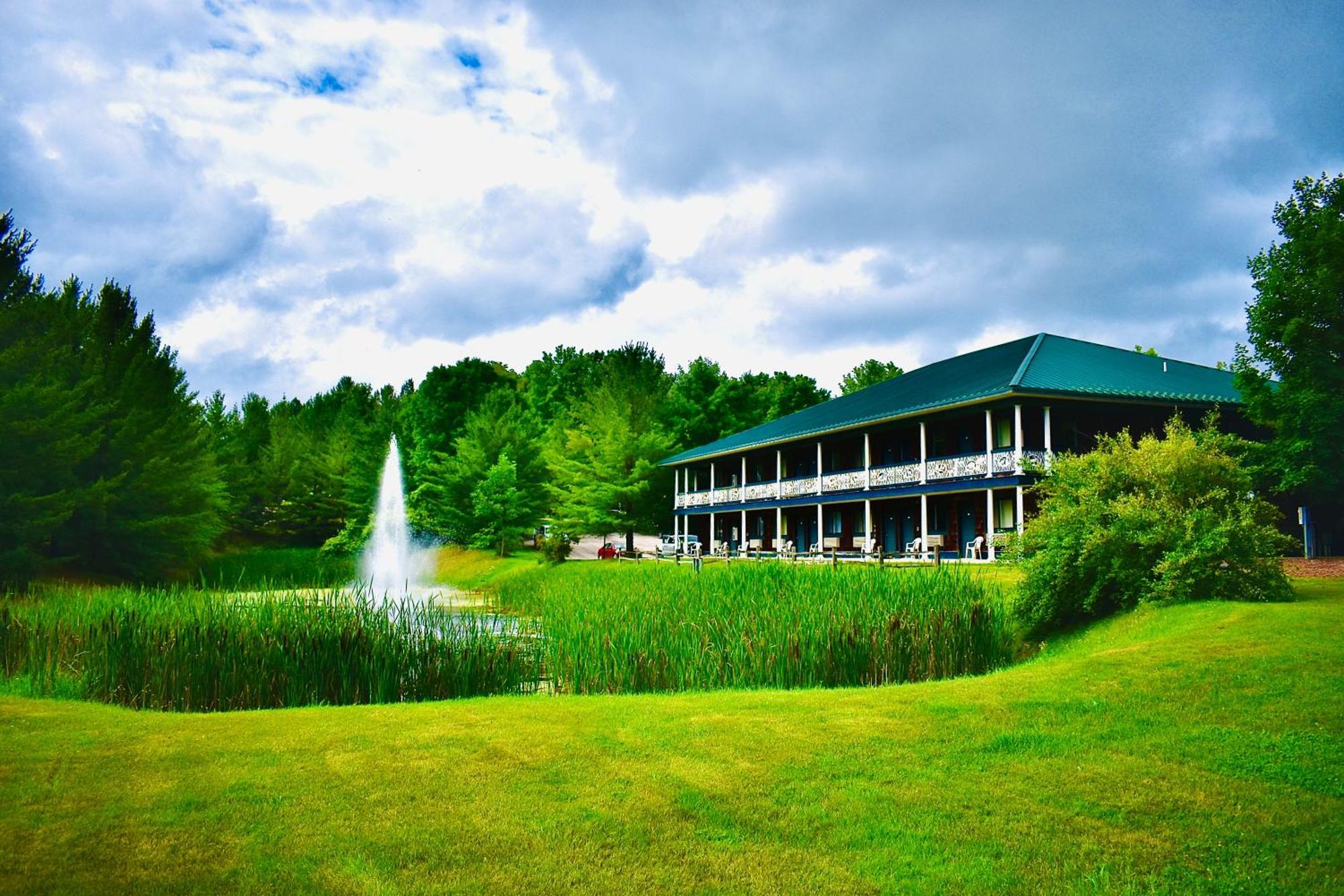 4 Season Fun At Legend Cottage Inn Bellaire Buitenkant foto
